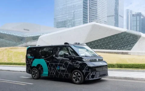 文远知行量产Robotaxi GXR发布：隐藏式B柱 取消副驾位