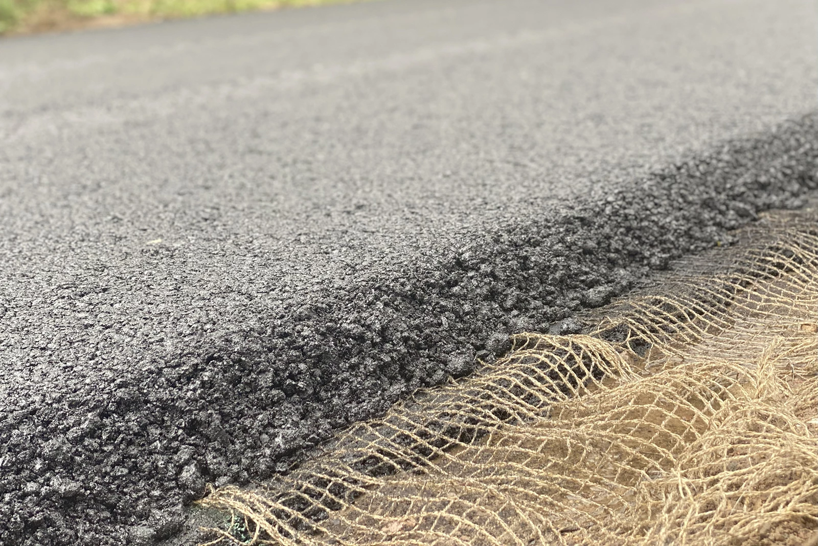 智能沥青内嵌织物可实时传输道路内部状况报告
