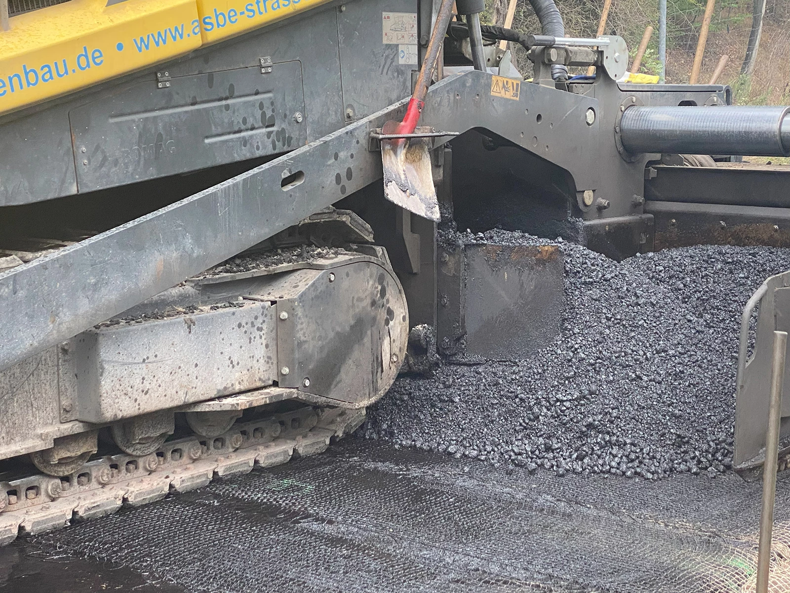 智能沥青内嵌织物可实时传输道路内部状况报告