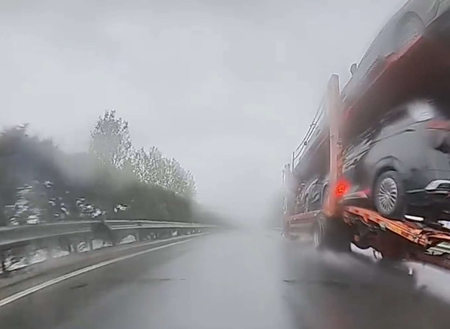 雨天时速超110km/h撞上半挂车负全责 司机开了辅助驾驶