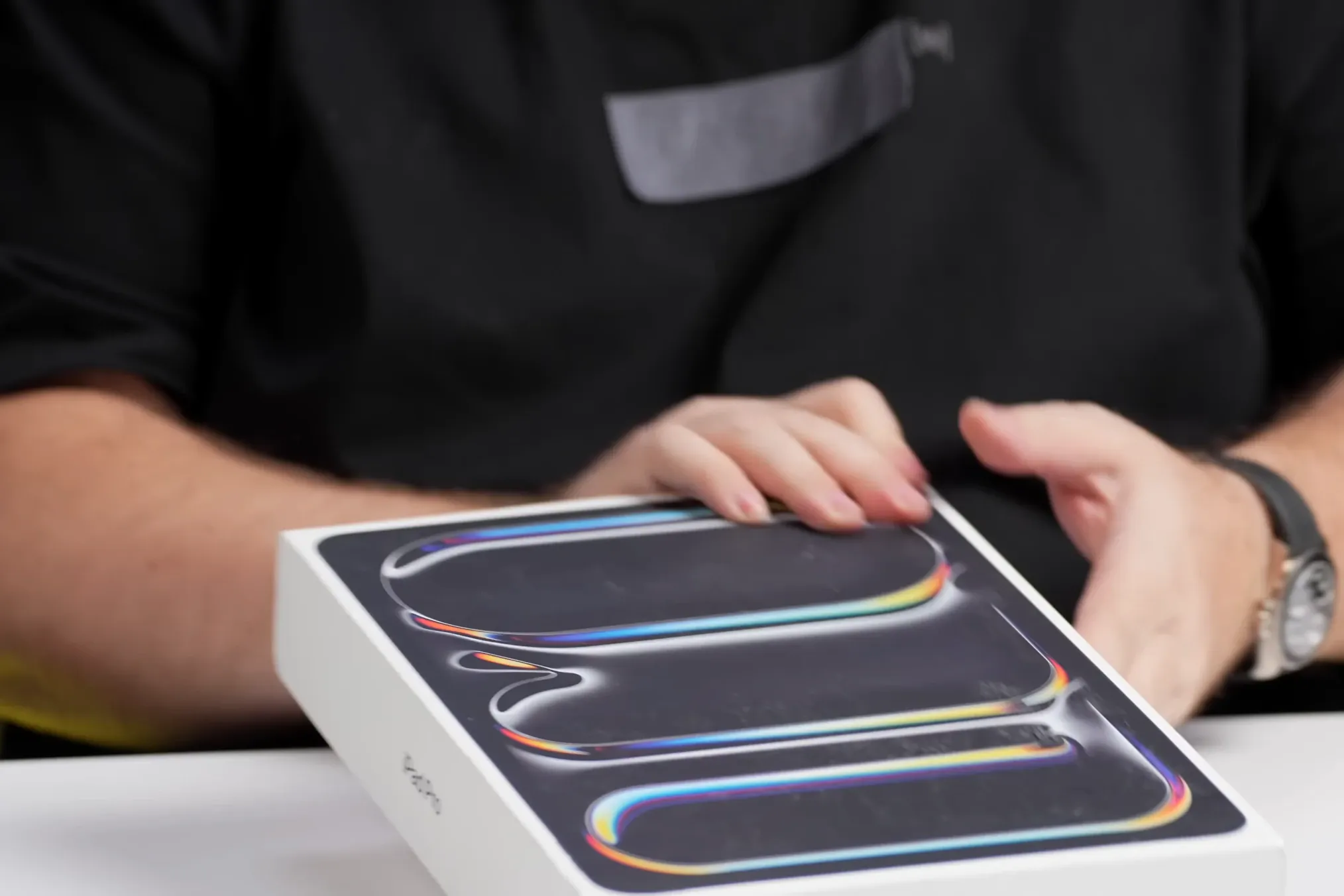 为何俄罗斯博主能提前开箱激活iPad Pro M5？可能源自仓库被盗