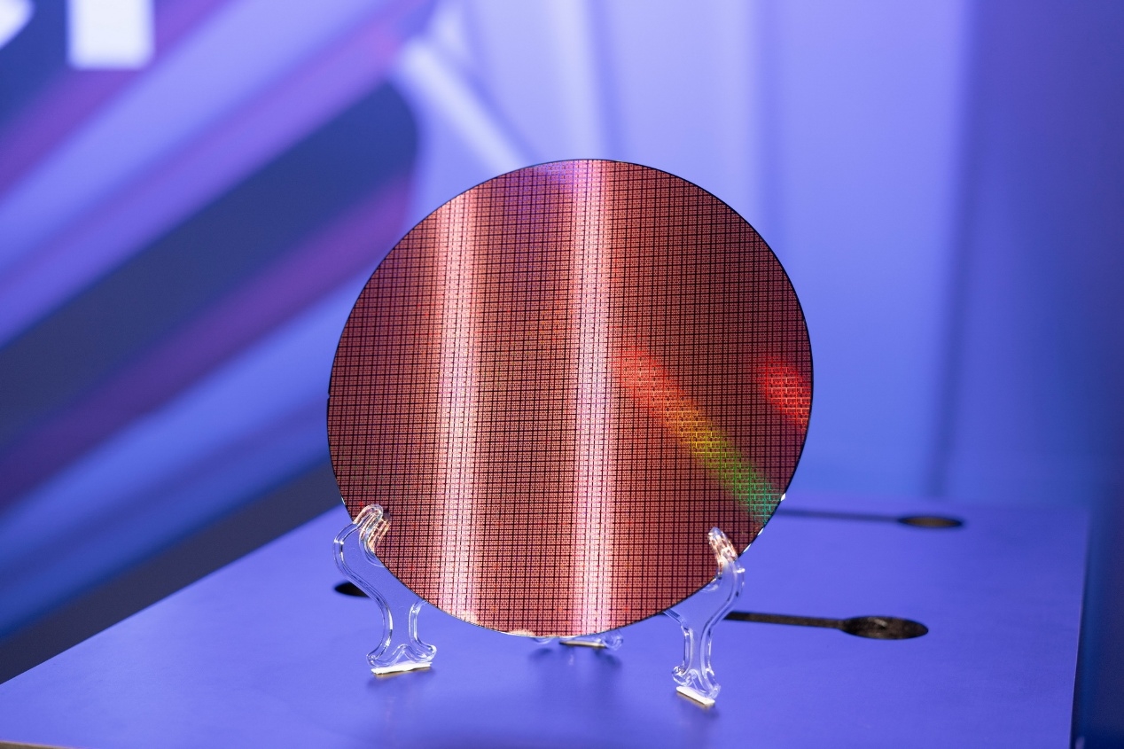 Intel 18A晶圆、芯片现场展示