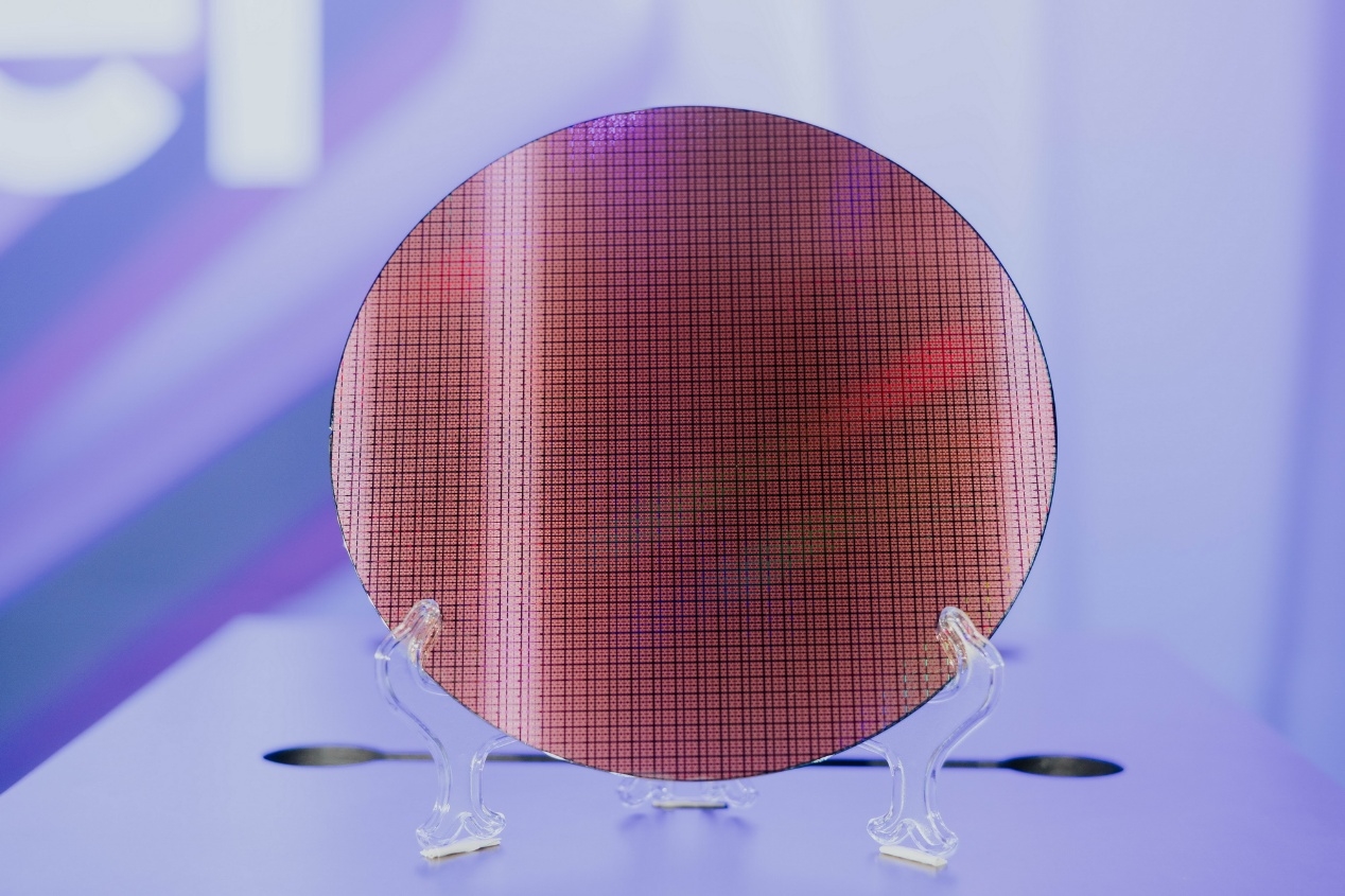 Intel 18A晶圆、芯片现场展示