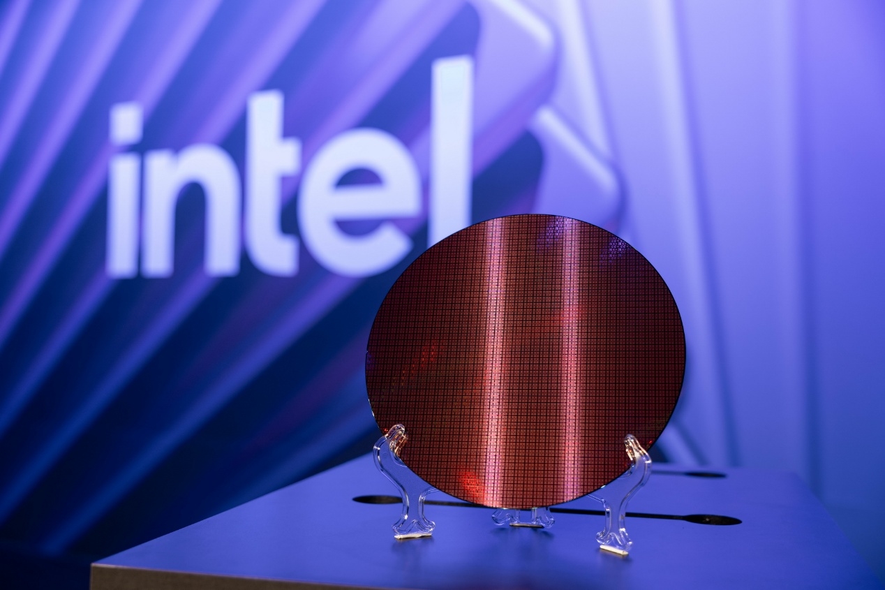 Intel 18A晶圆、芯片现场展示