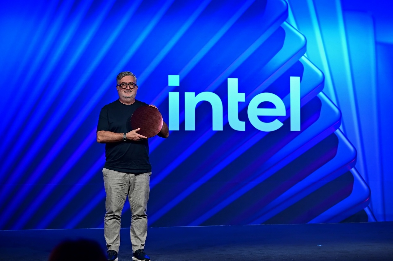 Intel 18A晶圆、芯片现场展示