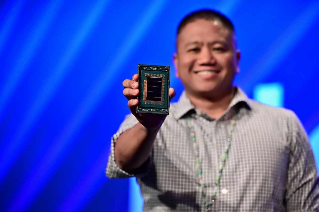 Intel 18A晶圆、芯片现场展示