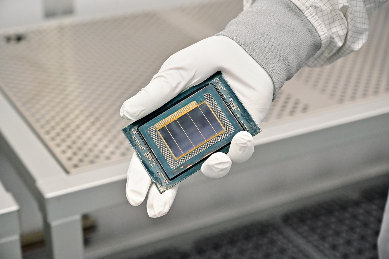 Intel 18A晶圆、芯片现场展示