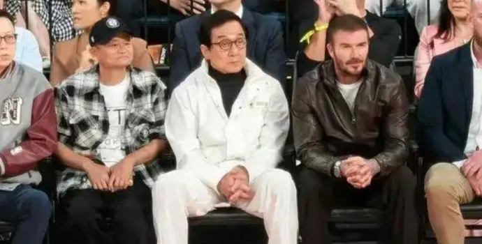 马云现身NBA中国赛场观战 身旁大佬云集：吴泳铭 成龙 贝克汉姆……