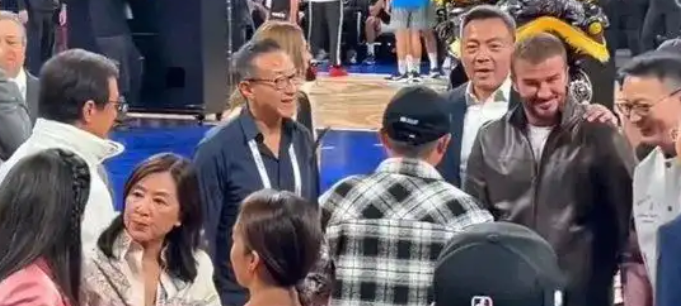 马云现身NBA中国赛场观战 身旁大佬云集：吴泳铭 成龙 贝克汉姆……