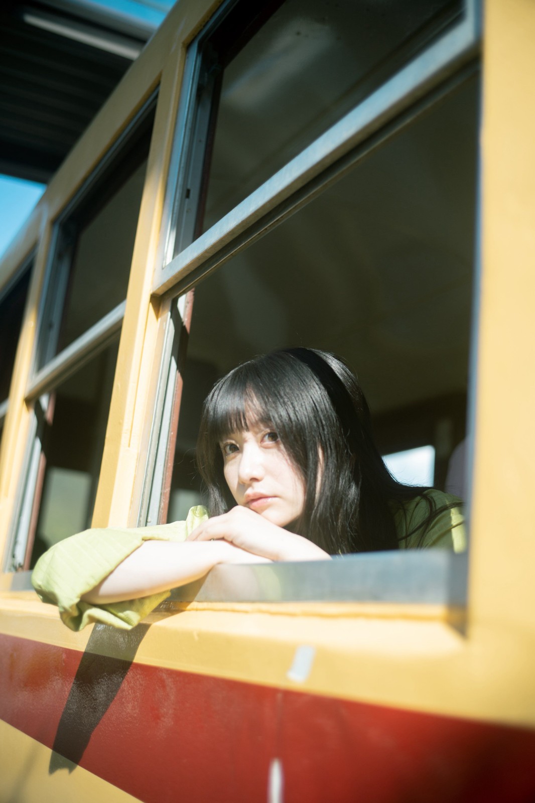 《寂静岭f》美女脸模晒与PS5光盘合照 很漂亮