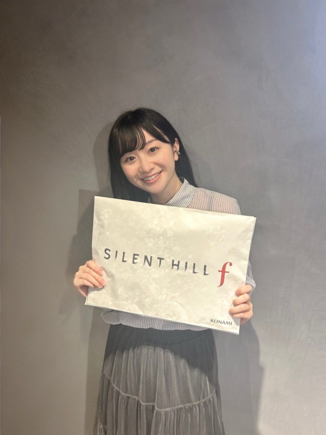 《寂静岭f》美女脸模晒与PS5光盘合照 很漂亮