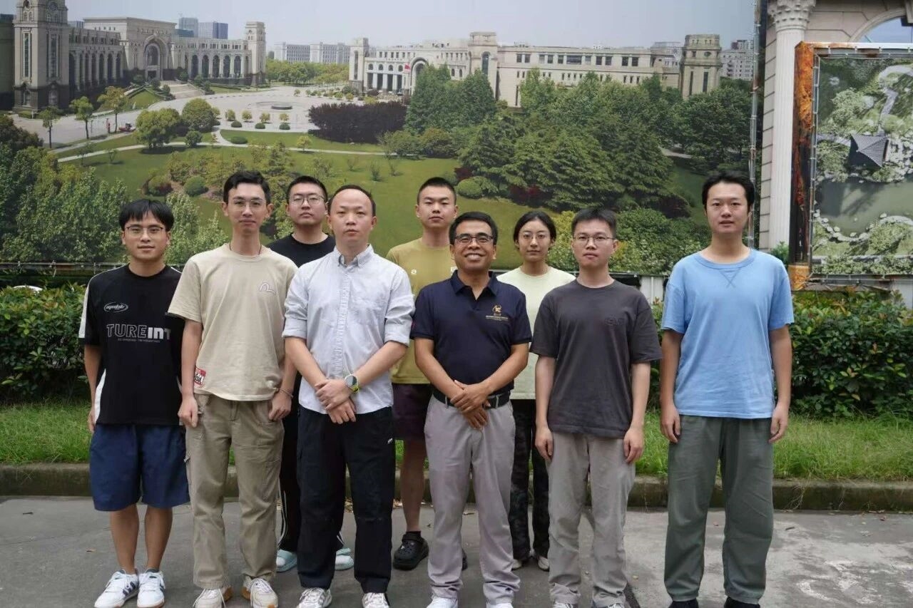 复旦大学研发全球首个二维-硅基混合架构闪存芯片